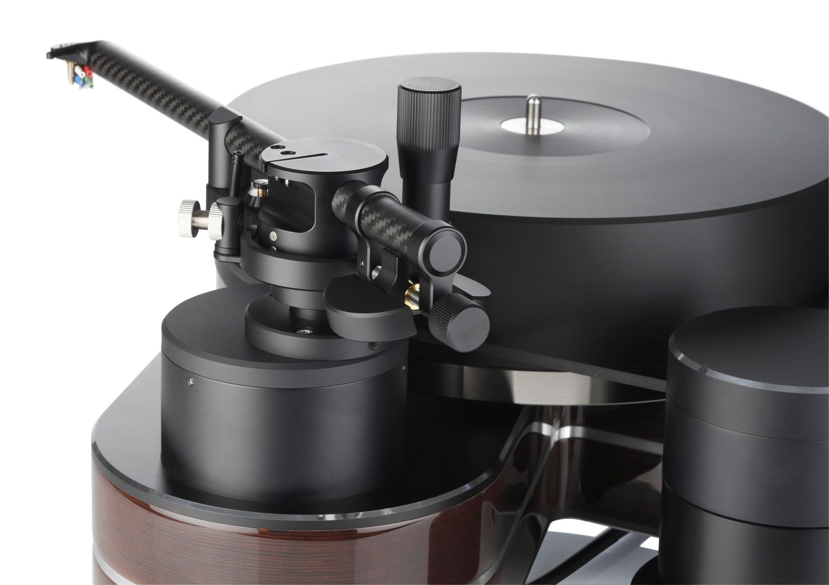 Nahaufnahme eines schwarzen Clearaudio Tonarms mit dem Goldfinger V2 Tonabnehmer, montiert auf dem hölzernen Chassis des Reference Jubilee Plattenspielers.