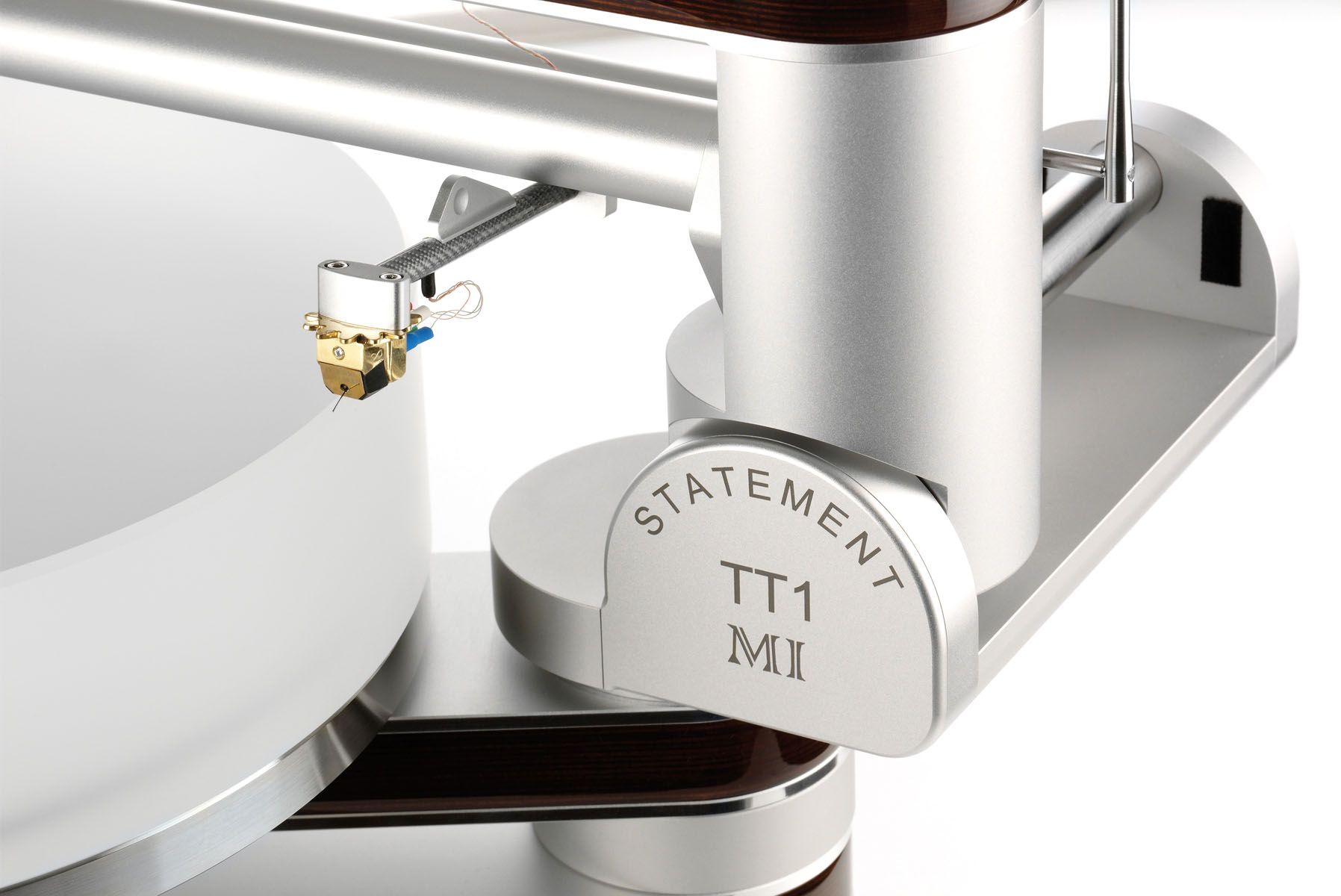 Detailaufnahme des Clearaudio TT1 Tangential-Tonarms mit Tonabnehmer über dem Plattenteller des Master Innovation.