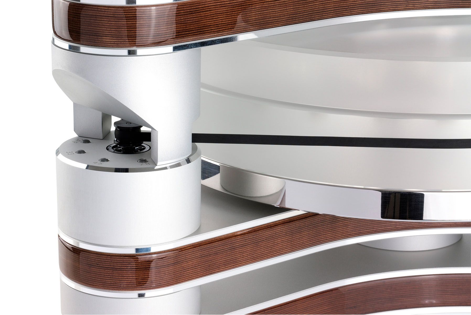 Nahaufnahme des Riemenantriebs und der geschichteten Chassis-Konstruktion eines Clearaudio Master Innovation Plattenspielers.
