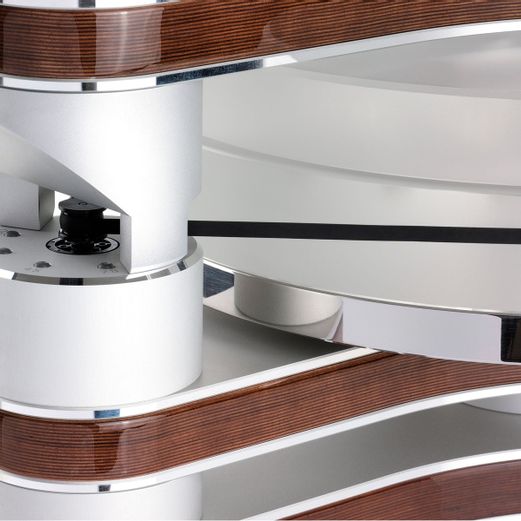 Nahaufnahme des Riemenantriebs und der geschichteten Chassis-Konstruktion eines Clearaudio Master Innovation Plattenspielers.
