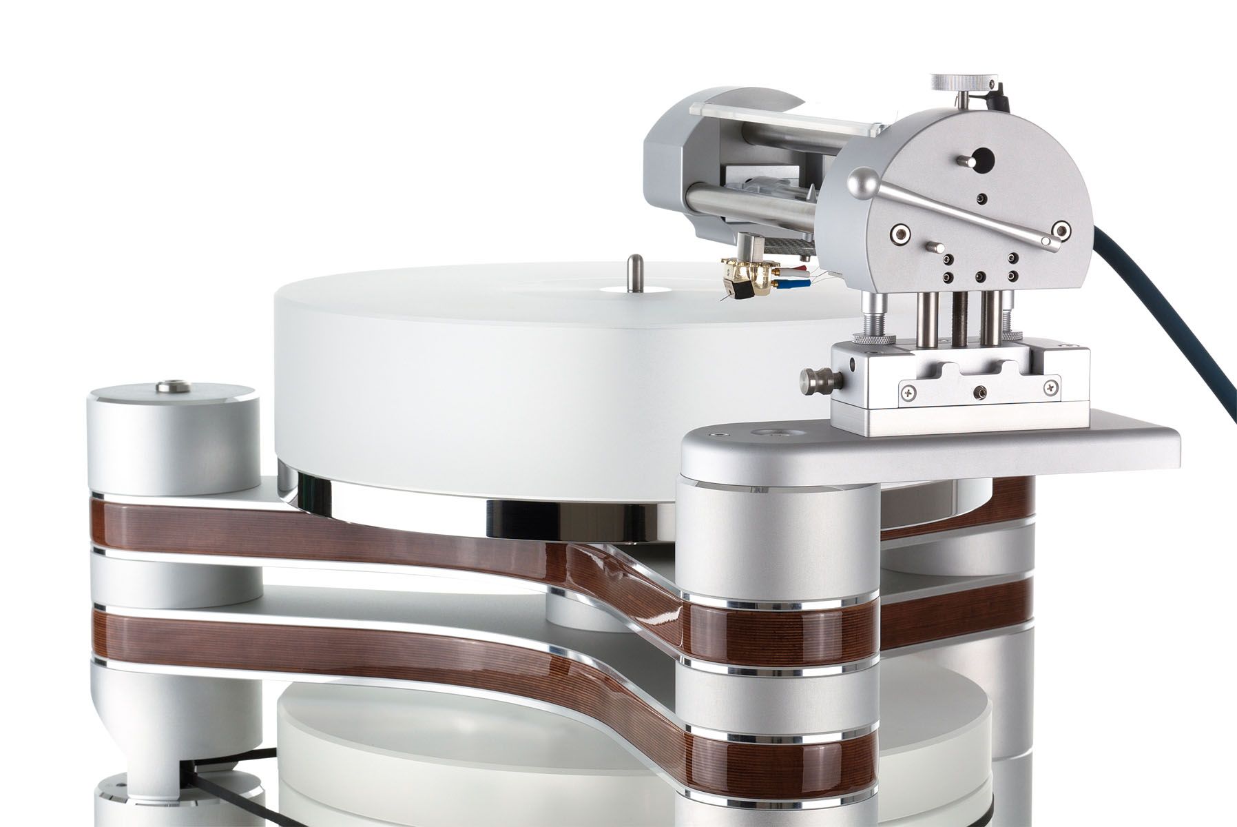 Nahaufnahme der geschichteten Holz-Aluminium-Chassis-Struktur des Clearaudio Master Innovation mit einer montierten Tonarmbasis.