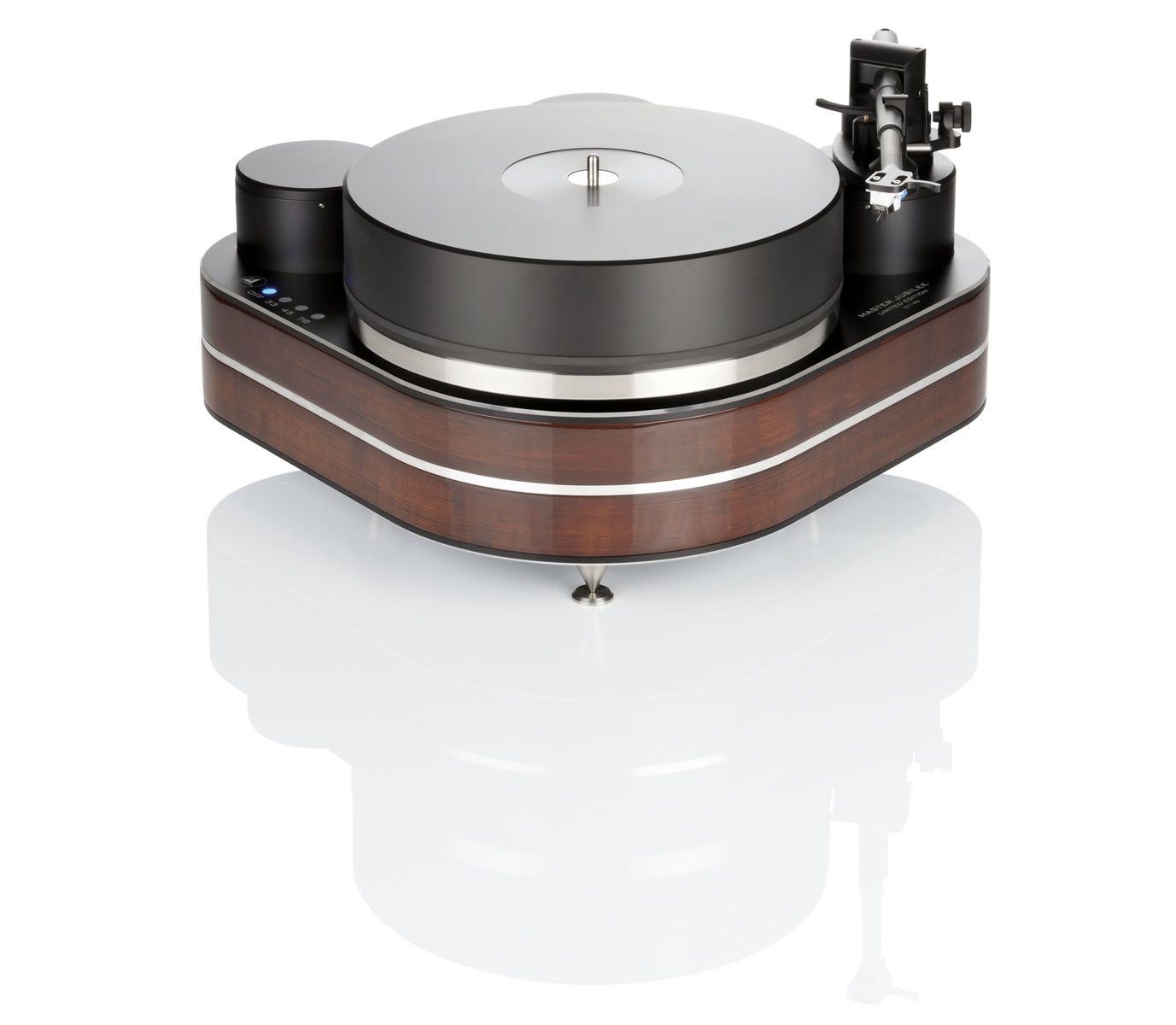 Frontansicht des Clearaudio Master Jubilee Plattenspielers aus edlem Panzerholz mit massivem, schweren Plattenteller auf spiegelndem weißen Grund.