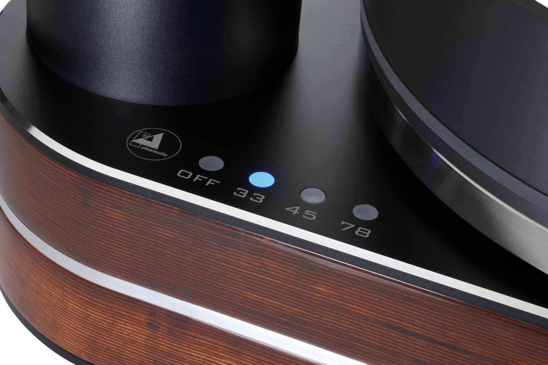 Nahaufnahme der im Holz-Chassis integrierten, blau leuchtenden Bedientasten für die Drehzahlregelung des Clearaudio Master Jubilee.