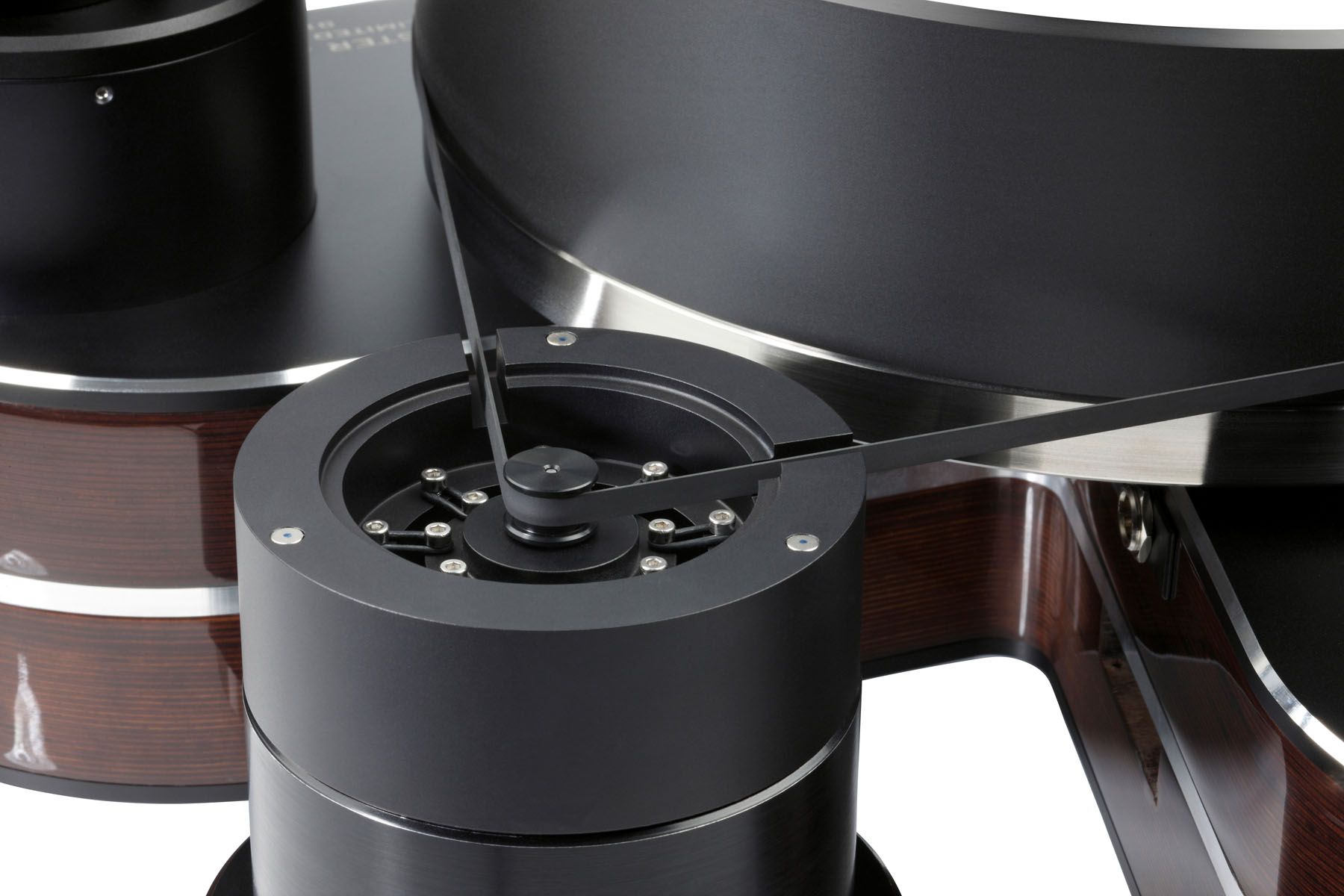Detailansicht des freistehenden, schwarzen Motorblocks mit zwei gespannten Riemen, die den Plattenteller des Clearaudio Master Jubilee antreiben.