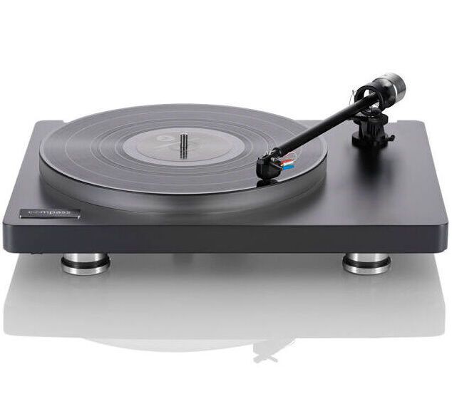 Clearaudio compass Plattenspieler in mattem Schwarz mit aufliegender Vinyl-Schallplatte.