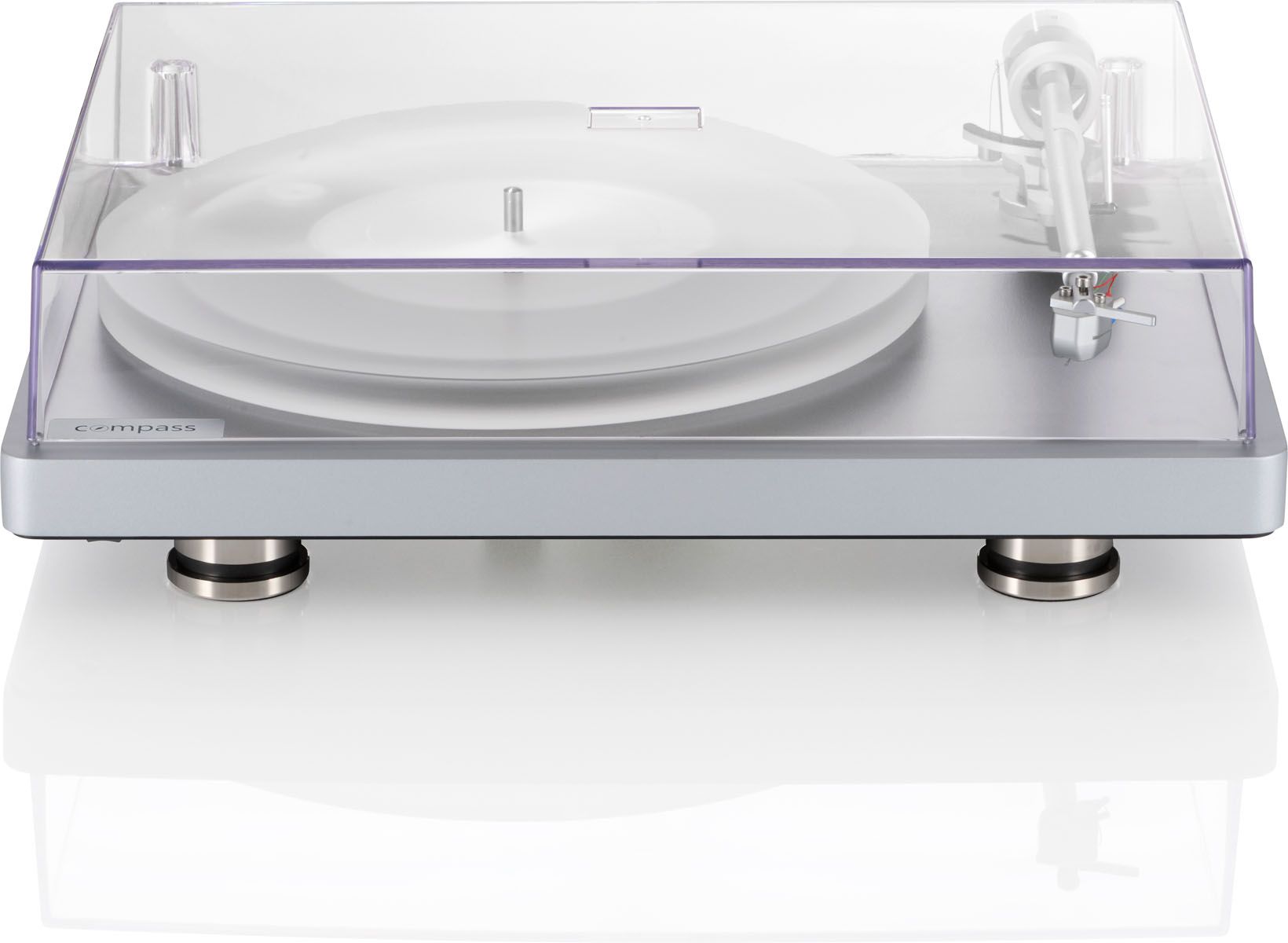 Silberner Clearaudio compass Plattenspieler mit transparenter Acryl-Staubschutzhaube.