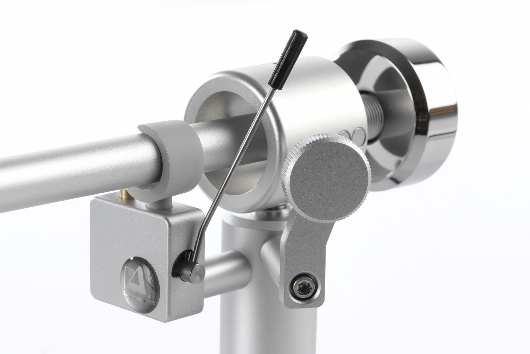 Eine Makroaufnahme des Lagers und des Anti-Skating-Mechanismus des clearaudio Satisfy Kardan in der Aluminium-Version. Eine Rändelschraube zur magnetischen Einstellung des Anti-Skating ist deutlich sichtbar.