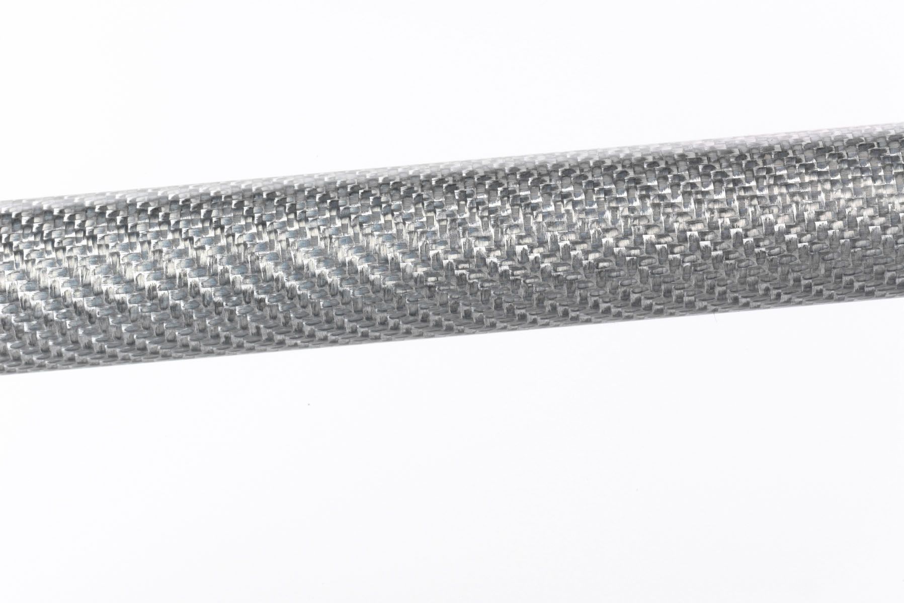 Eine Makroaufnahme, die die feine, gewebte Carbonstruktur des clearaudio Satisfy Kardan Signature Tonarmrohres zeigt. Die Materialität ist extrem detailliert dargestellt.