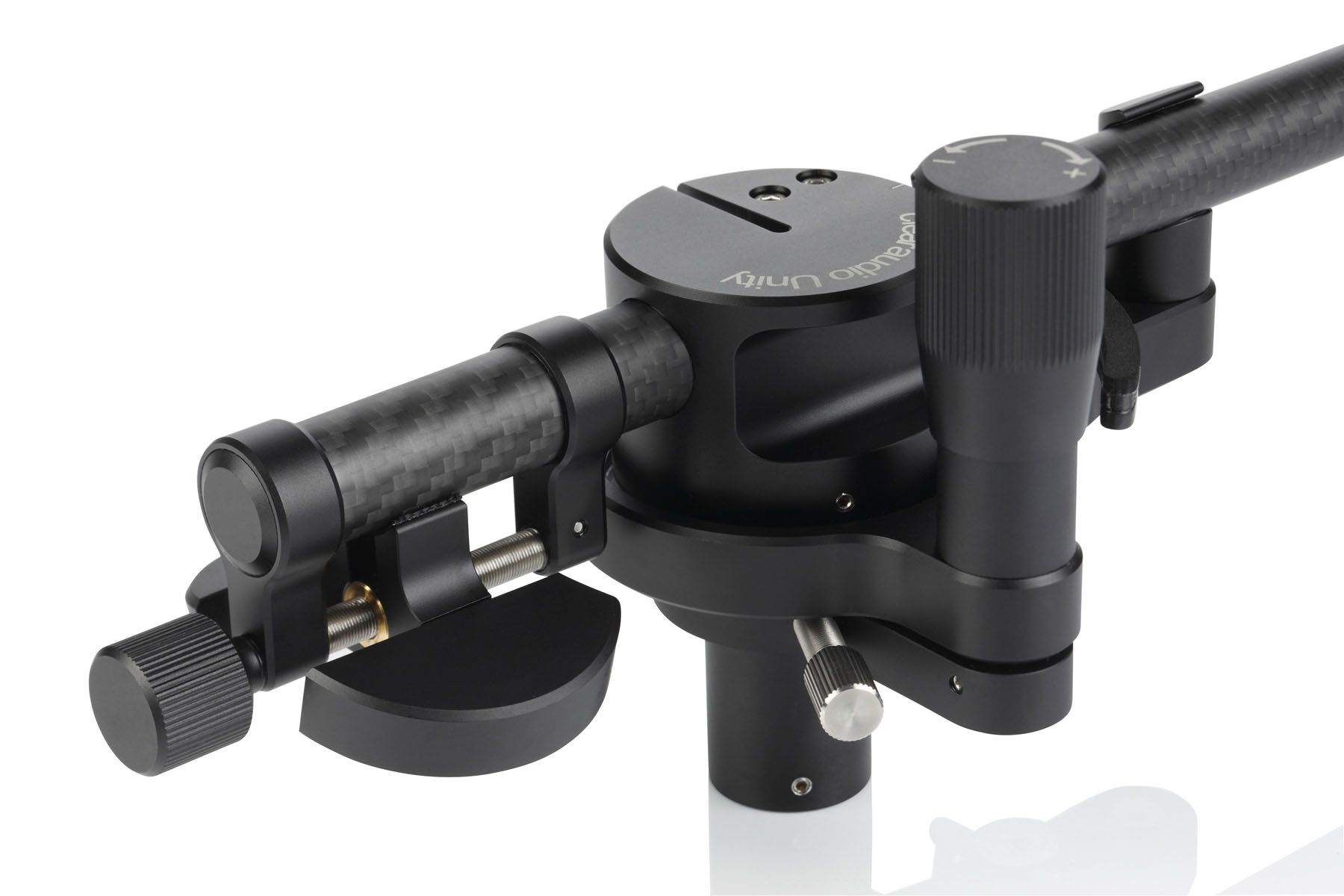 Nahaufnahme der schwarzen Tonarmbasis des clearaudio Unity High-End-Tonarms mit mattschwarzen Einstellmechanismen und Karbon-Tonarmrohr auf weißem Hintergrund.