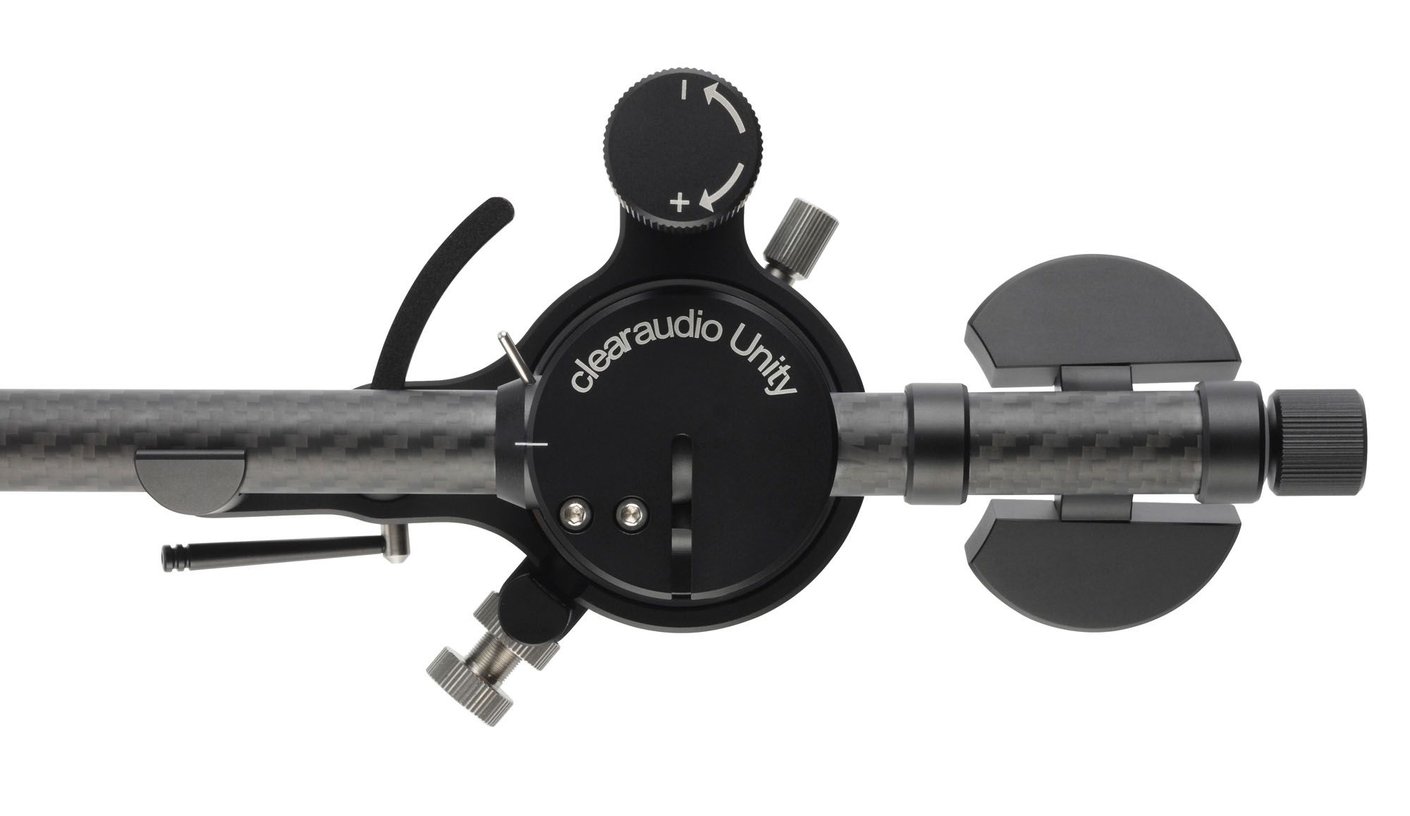 Draufsicht auf die schwarze Tonarmbasis des clearaudio Unity Tonarms, die die kreisrunde Lasergravur des Produktnamens sowie die symmetrisch angeordneten Gewichte zeigt.