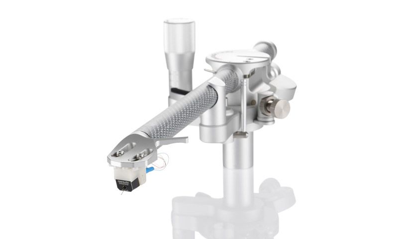 Detailansicht der silbernen Tonarmbasis des clearaudio Unity High-End-Tonarms mit präzisen Einstellrädern und Gegengewichten für VTA und Azimuth auf weißem Hintergrund.