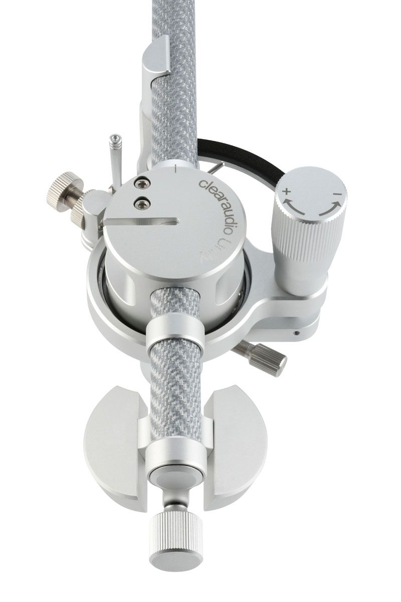 Vertikale Draufsicht auf den silbernen clearaudio Unity Tonarm, fokussiert auf die mechanischen Einstellschrauben des Gegengewichts und des Antiskatings.