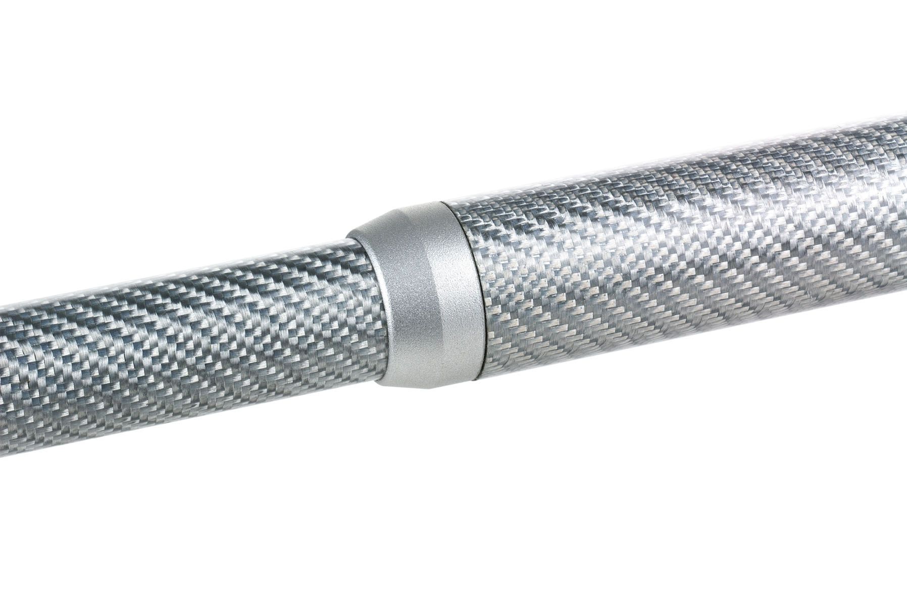 Extreme Makroaufnahme des Tonarmrohrs eines clearaudio Universal Tonarms. Das charakteristische, silbrig-grau gemusterte Geflecht des ultrasteifen Carbonfaser-Rohrs füllt das gesamte Bild aus und ist messerscharf fokussiert.