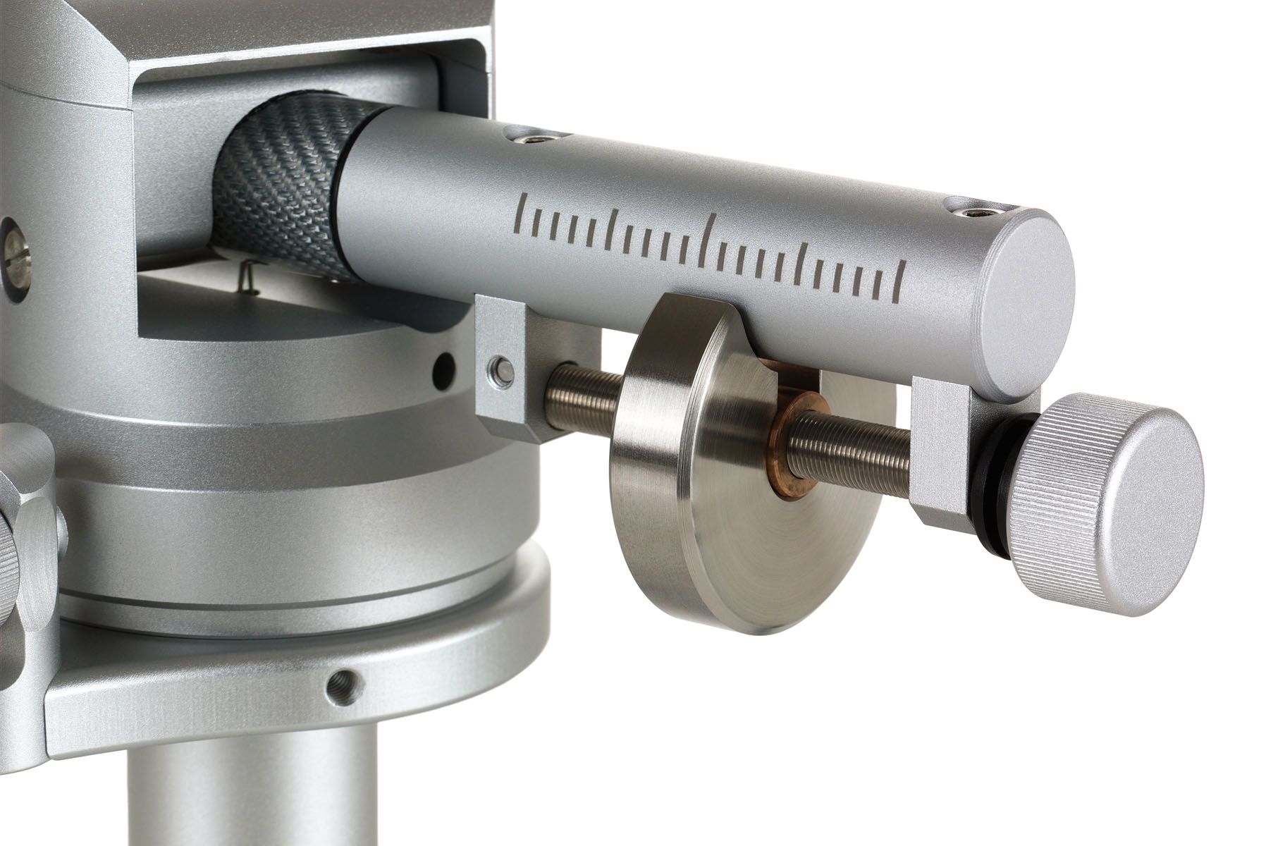 Nahaufnahme der Lager- und Gegengewichtskonstruktion des silbernen clearaudio Universal Tonarms. Gut zu erkennen ist die feine, gravierte Strichskalierung am zylindrischen Metallrohr sowie das dahinterliegende, matte Gegengewicht zur exakten Justage.