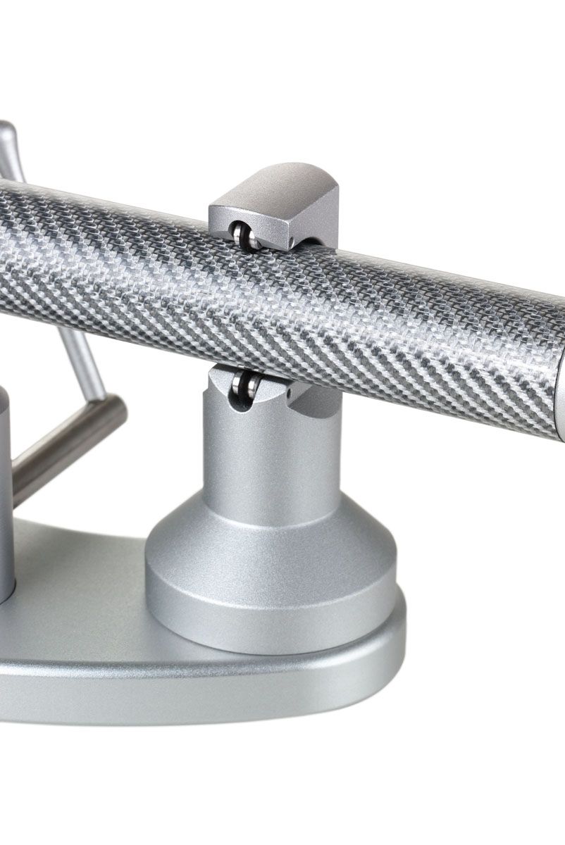 Freigestelltes Produktfoto des clearaudio Universal Tonarms in der silbernen 9-Zoll-Ausführung vor weißem Hintergrund. Der Tonarm mit seinem charakteristischen Carbonrohr und der glänzenden Metall-Headshell spiegelt sich elegant nach unten hin ab.