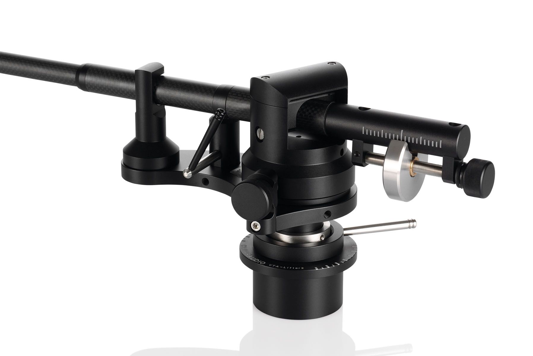 Nahaufnahme der massiven, schwarzen Tonarmbasis des clearaudio Universal mit integriertem VTA-Lifter. Zu sehen sind die präzise gefertigten Rinstellräder und Rändelschrauben aus eloxiertem Aluminium vor rein weißem Hintergrund.