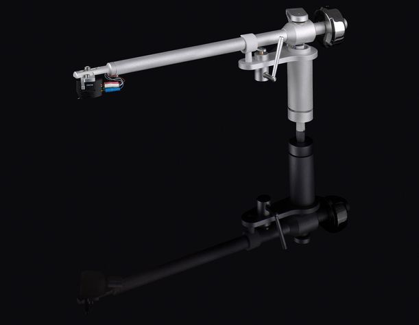 Produktfoto des kompletten clearaudio Verify Tonarms in Silber vor einem tiefschwarzen Hintergrund. Zu sehen ist die minimalistische, geradlinige Konstruktion des Tonarmrohrs, die mechanische Lift-Vorrichtung und das massive, zylindrische Gegengewicht am hinteren Ende. Das gesamte System spiegelt sich spiegelverkehrt und leicht abgedunkelt auf der glänzenden, schwarzen Oberfläche nach unten.