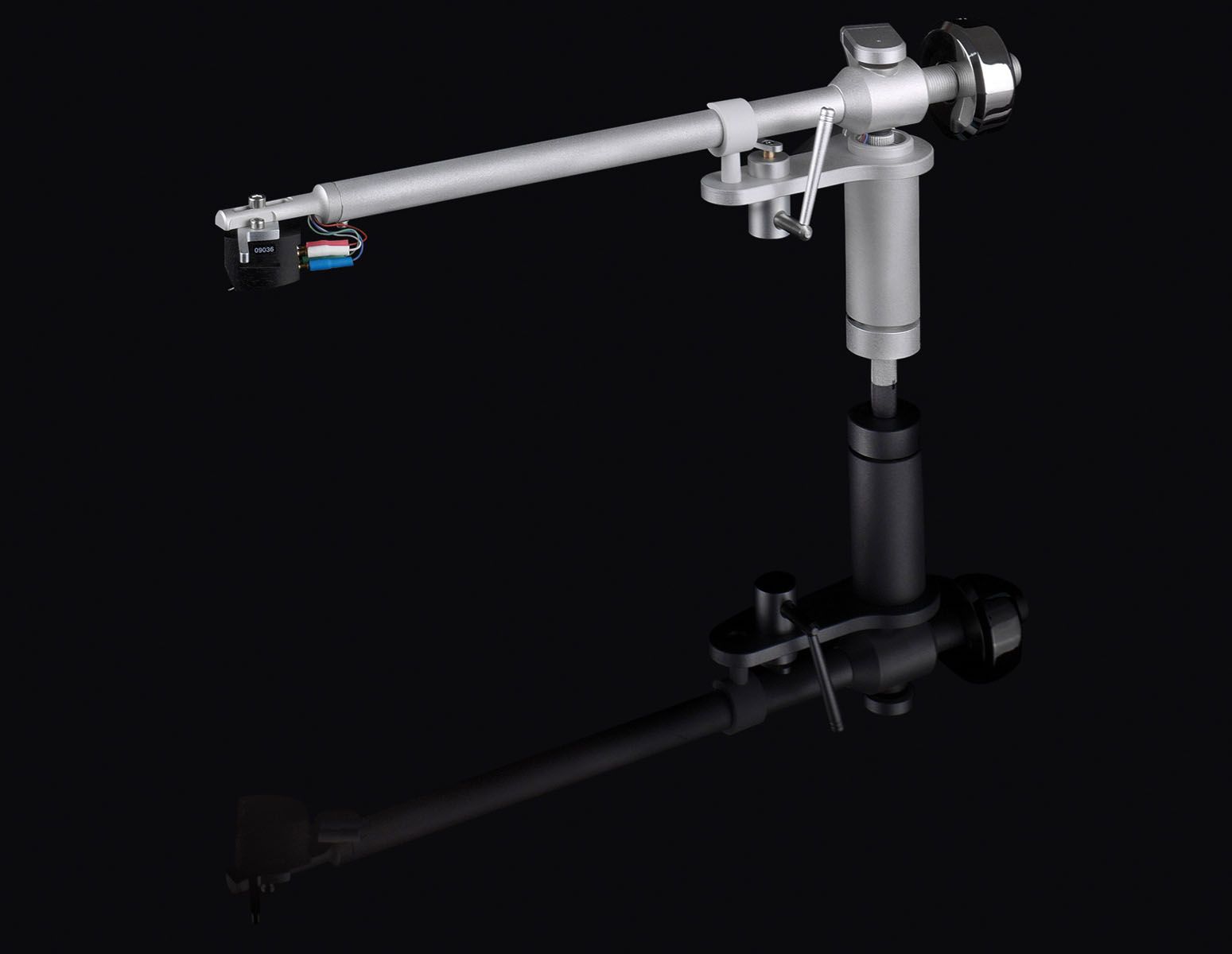 Produktfoto des kompletten clearaudio Verify Tonarms in Silber vor einem tiefschwarzen Hintergrund. Zu sehen ist die minimalistische, geradlinige Konstruktion des Tonarmrohrs, die mechanische Lift-Vorrichtung und das massive, zylindrische Gegengewicht am hinteren Ende. Das gesamte System spiegelt sich spiegelverkehrt und leicht abgedunkelt auf der glänzenden, schwarzen Oberfläche nach unten.