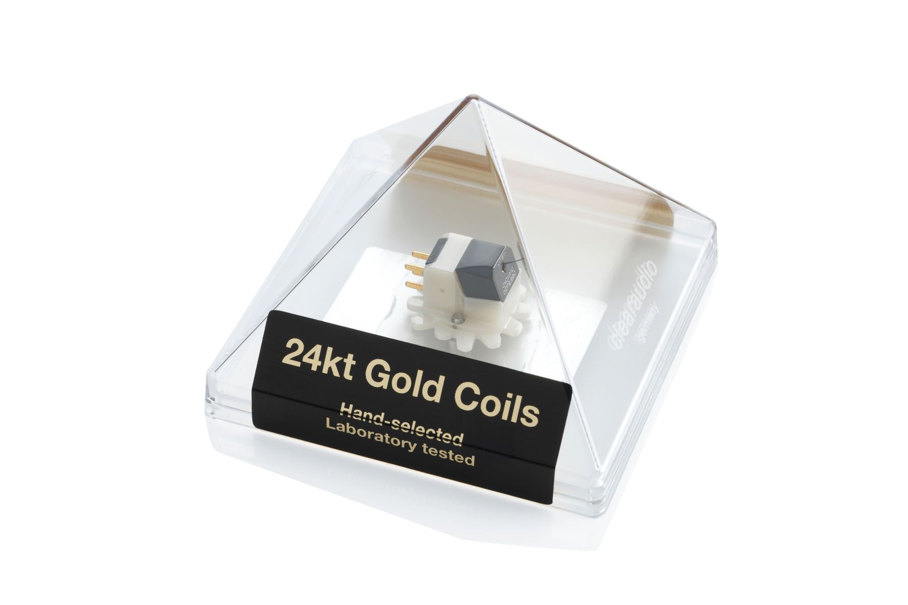 Der weiße Clearaudio Diamond Jubilee MC-Tonabnehmer, präsentiert unter einer gläsernen Schutzpyramide mit der Aufschrift 24kt Gold Coils.