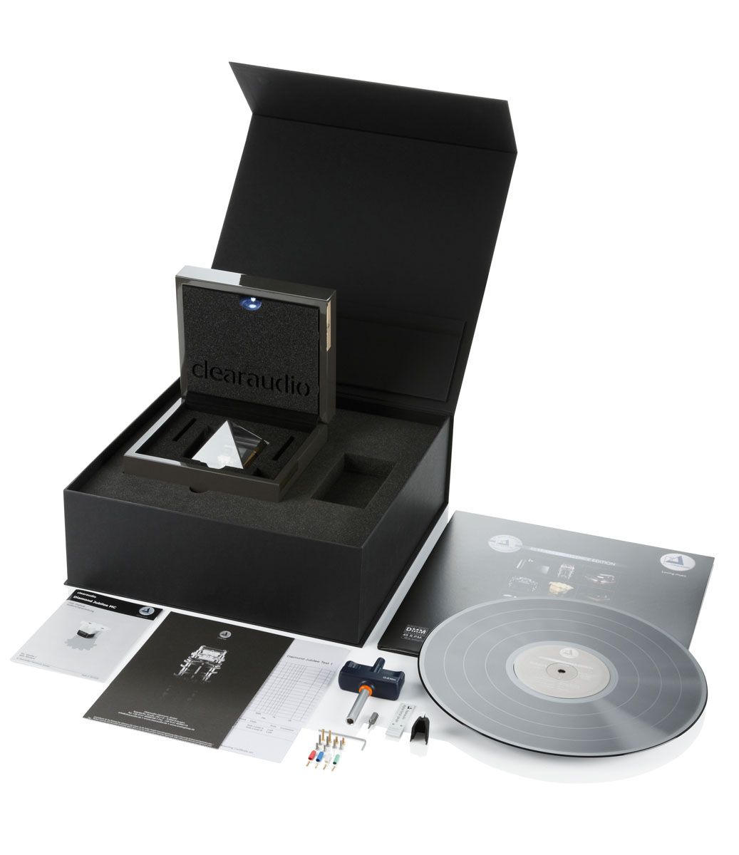 Kompletter Lieferumfang des Clearaudio Diamond Jubilee MC mit edler Samtbox, Pyramide, Testschallplatte und Zubehörwerkzeug.