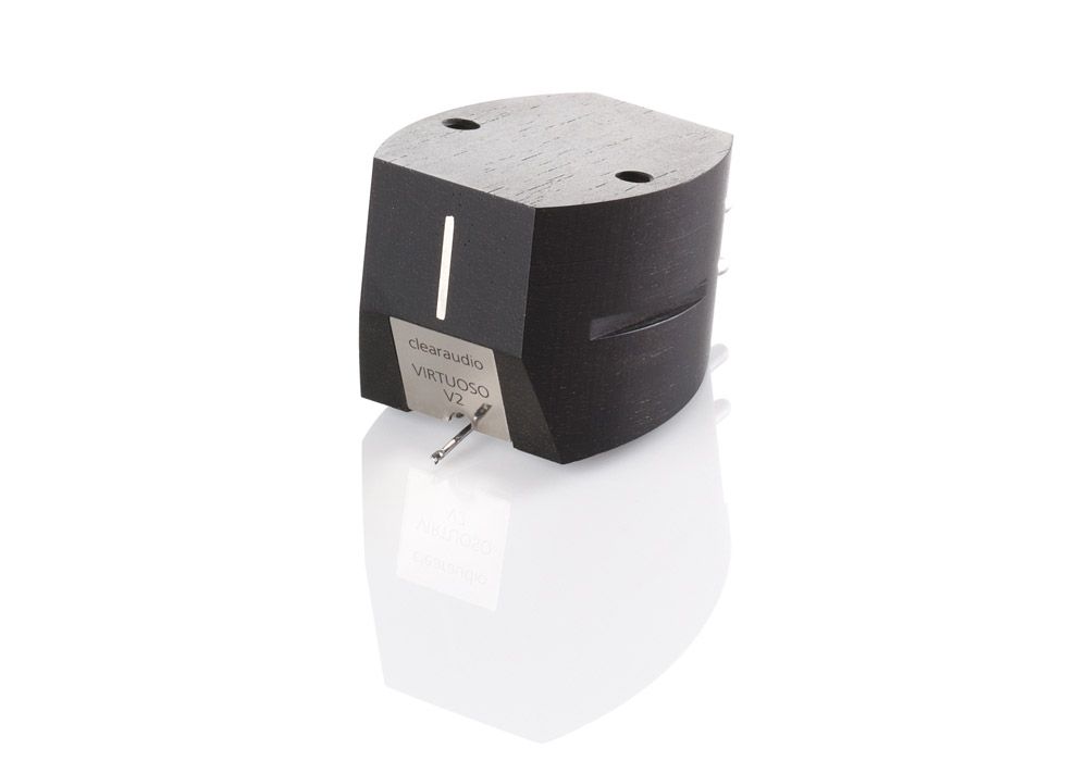 Produktfoto des clearaudio „Virtuoso V2“ Tonabnehmers vor weißem Hintergrund. Das mattschwarze Gehäuse aus Ebenholz mit feiner Holzmaserung spiegelt sich leicht nach unten hin. Vorne befindet sich ein silbernes Metallplättchen mit der Modellbezeichnung und dem Nadelträger.
