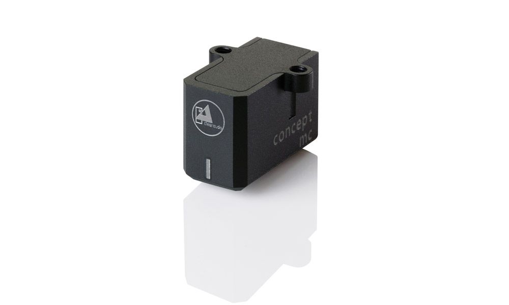 Ein freigestelltes, isometrisches Produktfoto eines schwarz strukturierten Clearaudio concept mc signature Tonabnehmers vor weißem Hintergrund. Die Oberseite hat eine raue, anthrazitgraue Textur mit zwei Befestigungslöchern. Die Vorderseite zeigt ein kleines graues Clearaudio-Logo. Auf der rechten Gehäuseseite steht vertikal der Name 