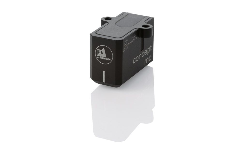 Produktfoto des clearaudio „concept mc signature“ Tonabnehmers in der schwarzen Ausführung vor weißem Hintergrund. Das eloxierte, mattschwarze Gehäuse spiegelt sich leicht auf der Oberfläche. Die Vorderseite zeigt das runde Markenlogo, auf der Flanke sind die Modellnamen „concept mc“ und der filigrane „Signature“-Schriftzug aufgebracht.