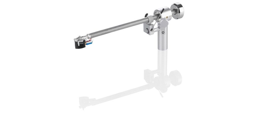 learaudio Satisfy Kardan High-End-Tonarm mit Carbon-Armrohr, Gegengewicht und montiertem Tonabnehmer in der Schrägansicht mit Spiegelung auf weißem Hintergrund.