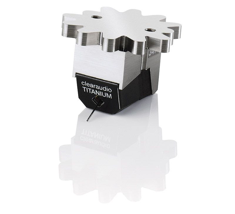 Studioaufnahme des Clearaudio Titanium V2.1 MC-Tonabnehmers mit markanter, sternförmiger Titan-Montageplatte auf einer spiegelnden weißen Oberfläche.