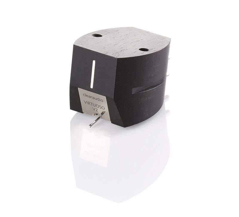 Produktfoto des clearaudio „Virtuoso V2“ Tonabnehmers vor weißem Hintergrund. Das mattschwarze Gehäuse aus Ebenholz mit feiner Holzmaserung spiegelt sich leicht nach unten hin. Vorne befindet sich ein silbernes Metallplättchen mit der Modellbezeichnung und dem Nadelträger.