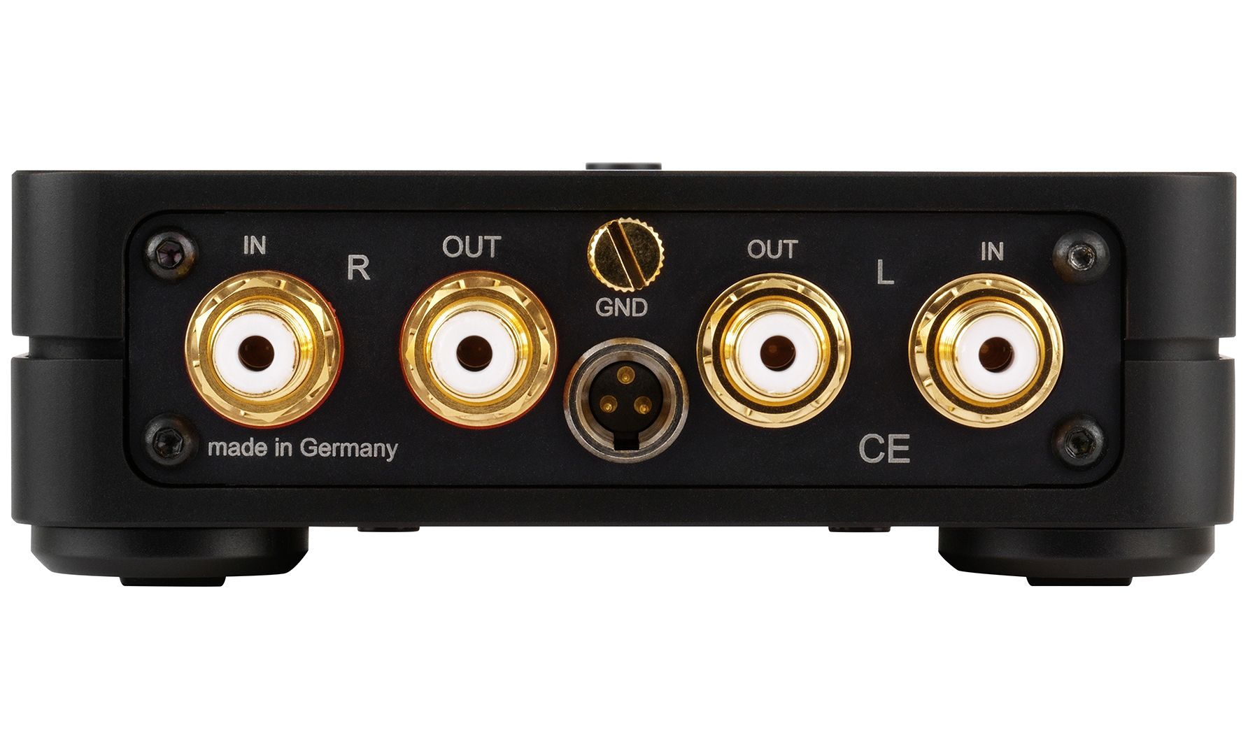 Rückansicht des schwarzen Gehäuses der clearaudio basic V2 mit vier vergoldeten RCA-Anschlüssen, einer Erdungsklemme (GND) und dem Aufdruck „made in Germany“.