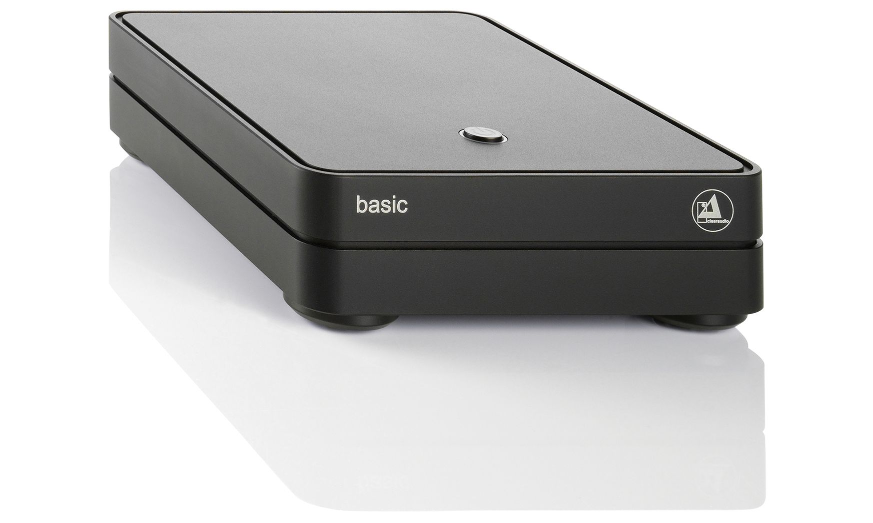Kompakte Phonovorstufe clearaudio basic V2 in Schwarz, in der Schrägansicht von vorne auf weißem Untergrund mit leichter Spiegelung.