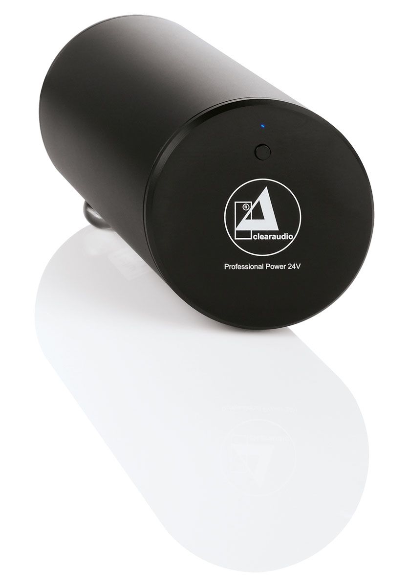 Zylindrisches, schwarzes clearaudio Professional Power 24V Netzteil in der Schrägansicht von vorne auf einer weißen, spiegelnden Oberfläche.