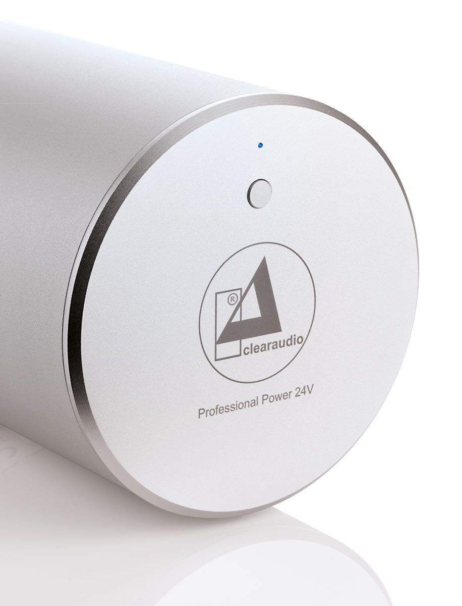 Nahaufnahme der runden, silbernen Frontplatte des clearaudio Professional Power 24V Netzteils mit eingraviertem Markenlogo und Modellbezeichnung.
