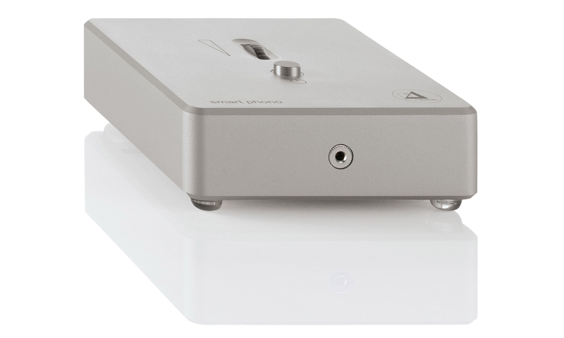 Silberner clearaudio smart phono headphone V2 Phonovorverstärker mit gut sichtbarer Klinkenbuchse für Kopfhörer an der Vorderseite, auf weißem Hintergrund.