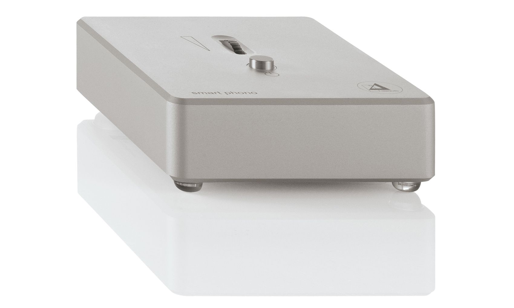 Minimalistisches, silbernes Aluminiumgehäuse der clearaudio smart phono V2 Vorstufe in der Schrägansicht von oben auf weißem, spiegelndem Untergrund.