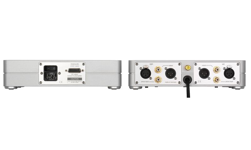 Rückansichten der zwei silbernen Gehäusekomponenten der clearaudio balance V2 Phonovorstufe, die die Anschlüsse für das externe Netzteil sowie die XLR- und vergoldeten RCA-Ein- und Ausgänge zeigen.