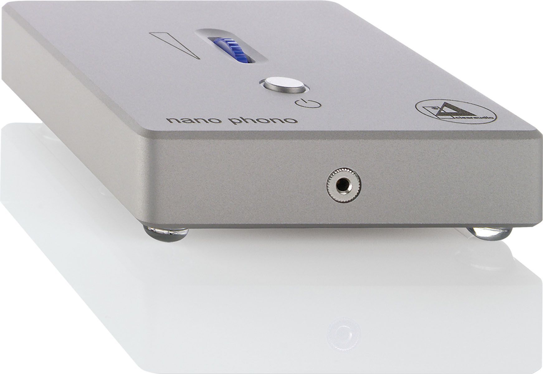 Silbernes Aluminiumgehäuse des clearaudio nano phono headphone V2 Verstärkers in der Perspektivansicht mit einem Kopfhörerausgang an der Vorderseite und blau leuchtendem Einstellrad auf der Oberseite.