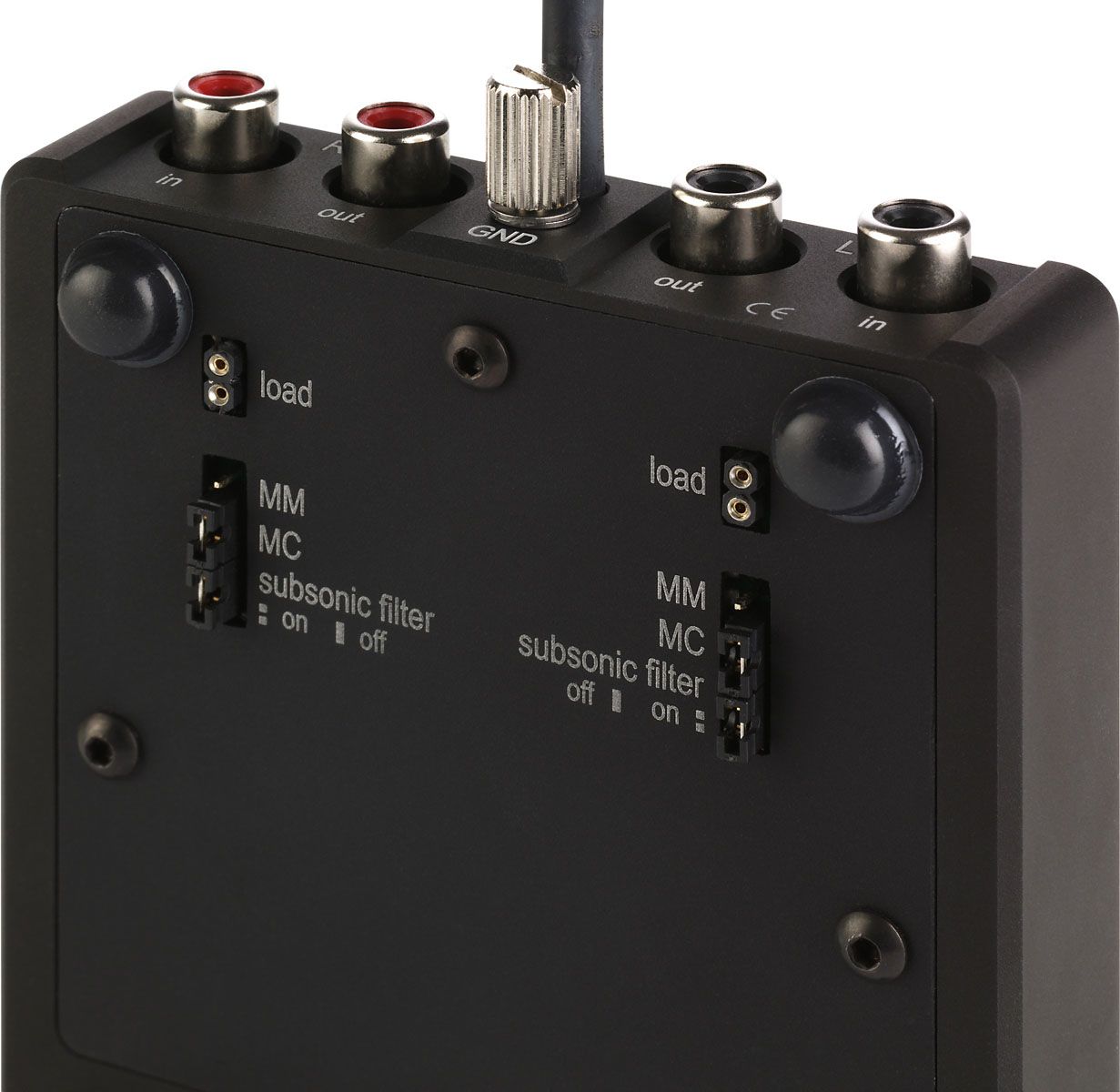 Detailansicht der Unterseite einer schwarzen clearaudio nano phono Vorstufe mit kleinen DIP-Schaltern für die MM/MC-Auswahl, den Subsonic-Filter und die Impedanz-Last (load).