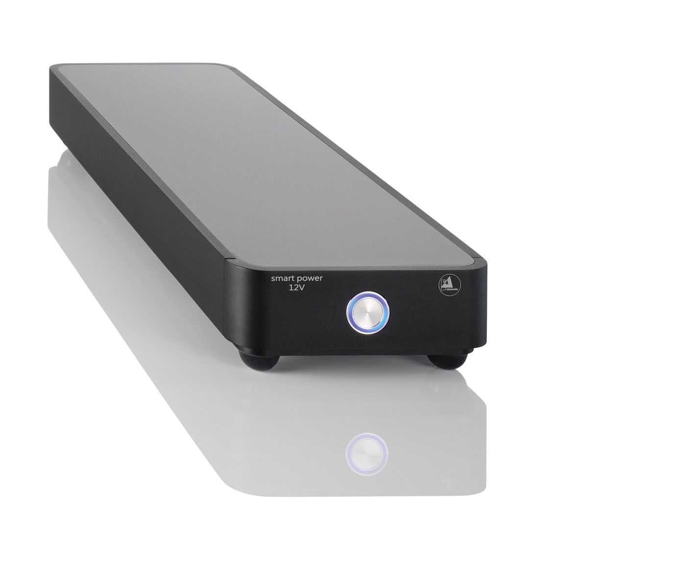 Schwarze Ausführung des clearaudio smart power 12V Akku-Netzteils in der Schrägansicht mit einem blau leuchtenden Ring-Einschaltknopf an der Front auf weißem Hintergrund.