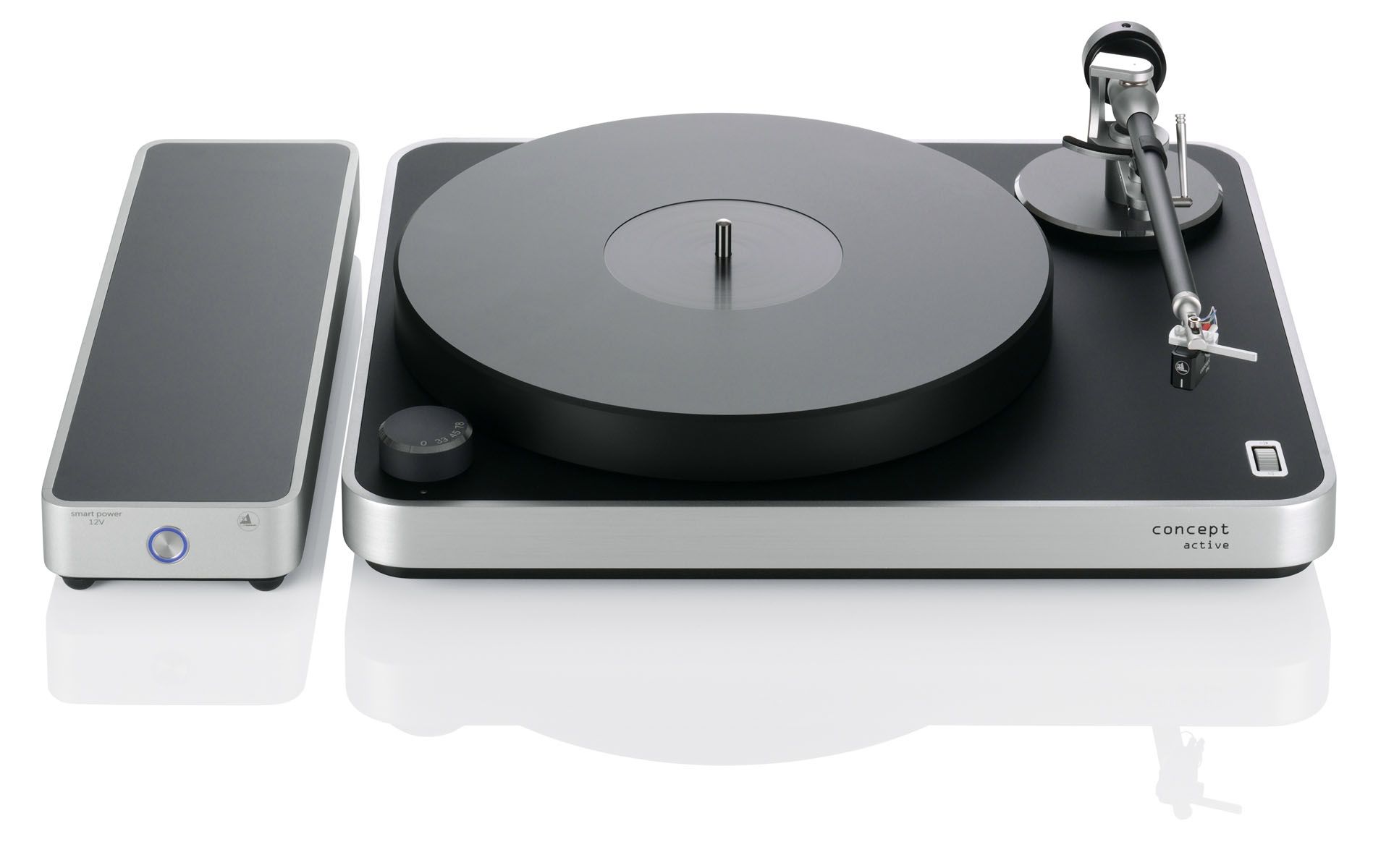 ilberner clearaudio concept active Plattenspieler platziert neben dem passenden, schlanken smart power 12V Akku-Netzteil in Silber auf weißem, spiegelndem Untergrund.