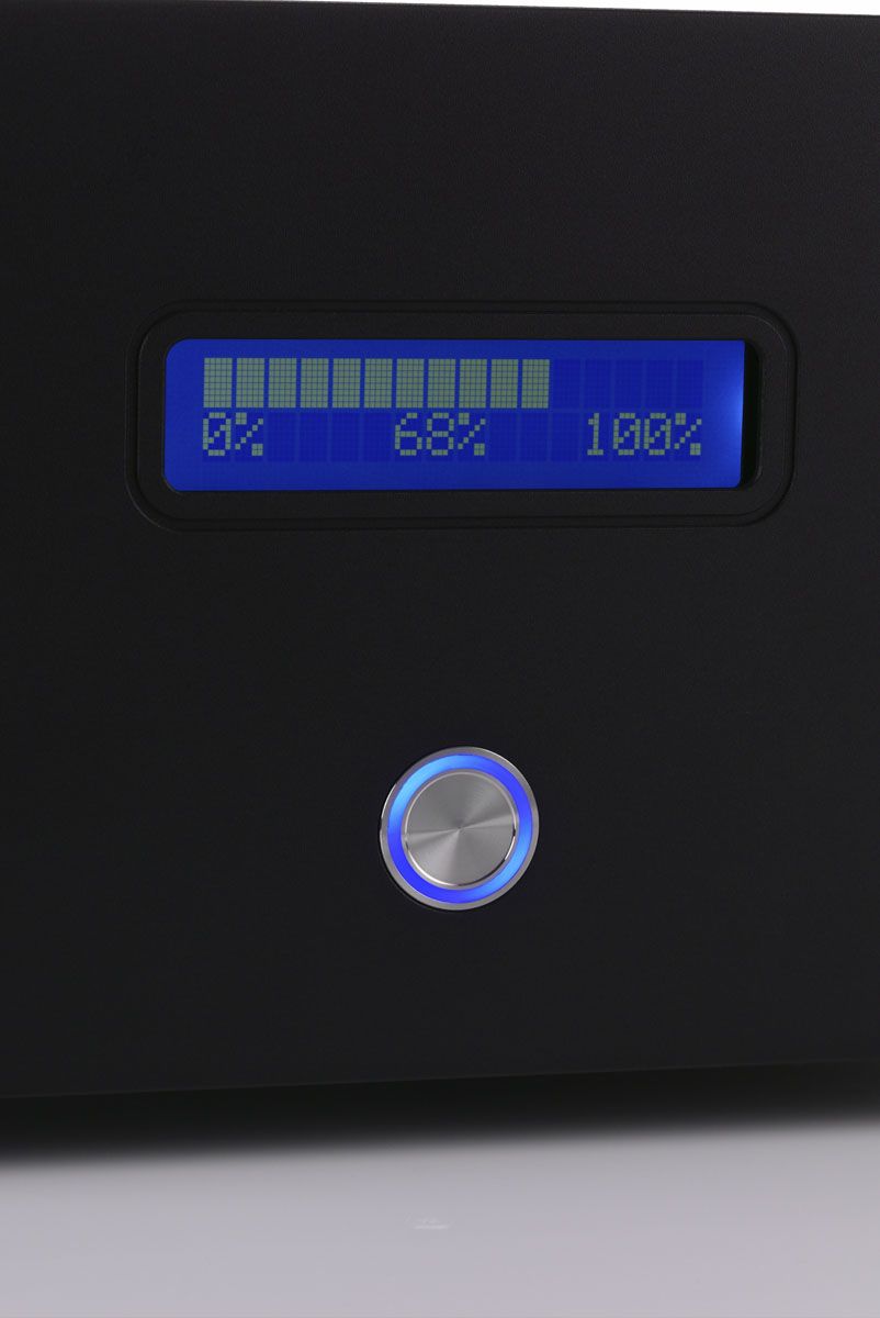 Nahaufnahme des blauen Digitaldisplays eines clearaudio Netzteils mit Prozentanzeigen für den Ladestatus und einem darunterliegenden runden Metallknopf mit blau leuchtendem Ring.
