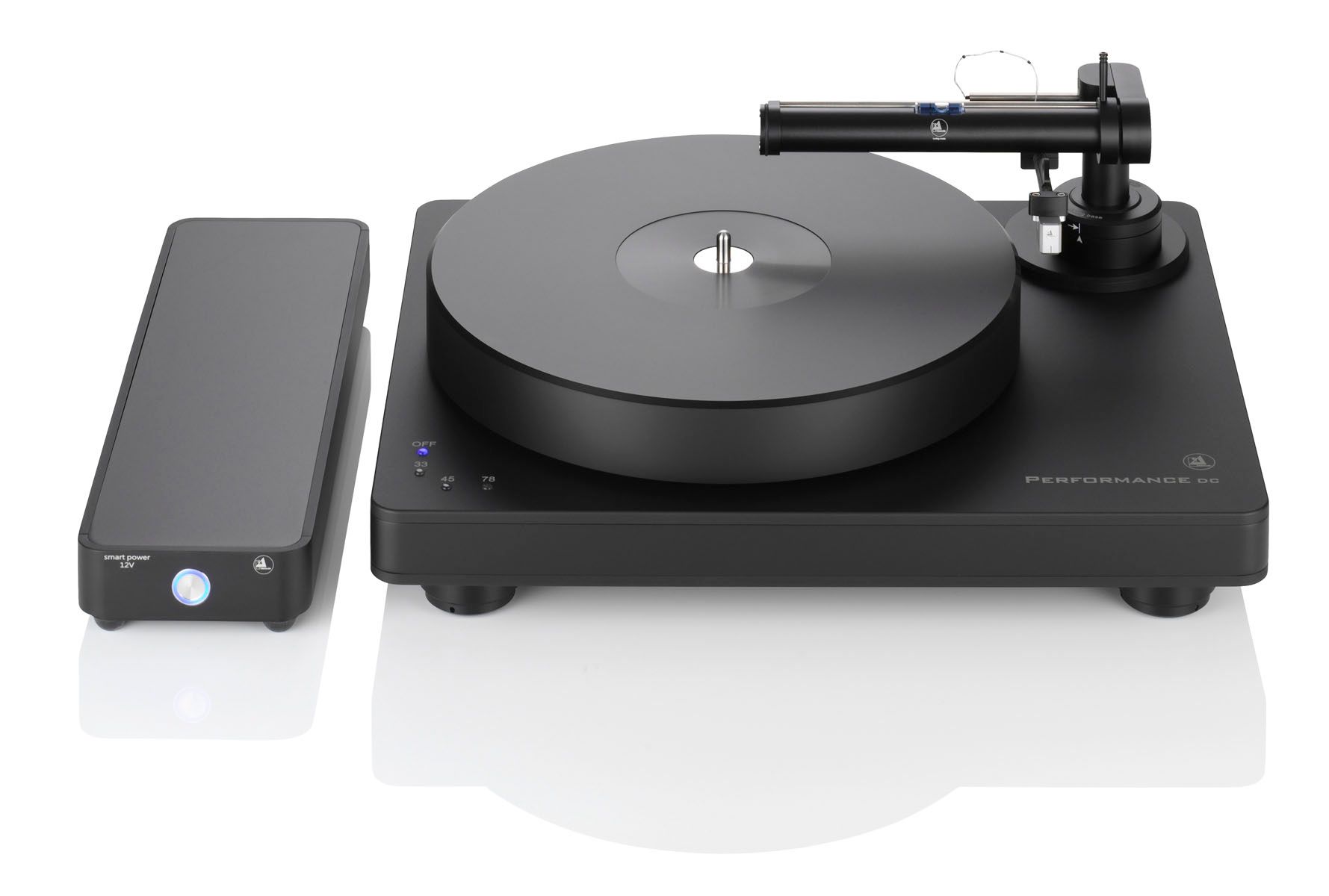 Schwarzer clearaudio Performance DC Plattenspieler neben einem passenden, schlanken smart power Akku-Netzteil in Schwarz auf weißem, spiegelndem Untergrund.