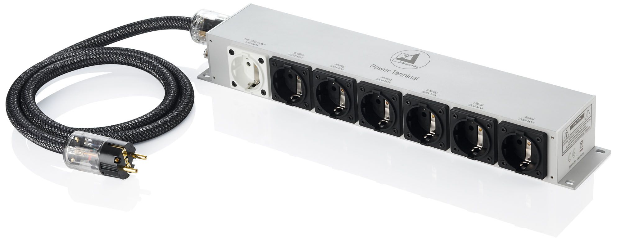 Massives, silbernes clearaudio Power Terminal mit sieben separat geerdeten Steckplätzen und angelegtem, dickem, schwarz geflochtenem Netzkabel auf weißem Grund.