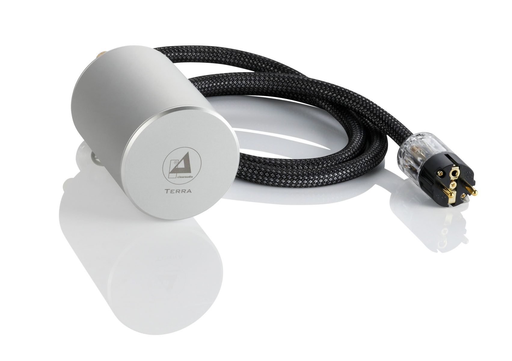 Zylindrisches, silbernes Gehäuse des clearaudio TERRA Erdungsmoduls mit graviertem Logo, angeschlossen an ein dickes, schwarz geflochtenes Kabel mit Schuko-Stecker auf weißem Grund.