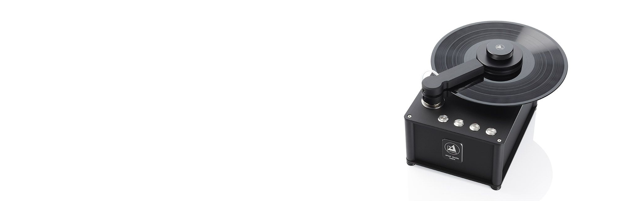 Schräge Draufsicht der kompakten, schwarzen clearaudio smart double matrix Schallplattenwaschmaschine mit fixierter Vinyl-Schallplatte, einem Reinigungsarm und vier silbernen Bedienknöpfen auf weißem Grun