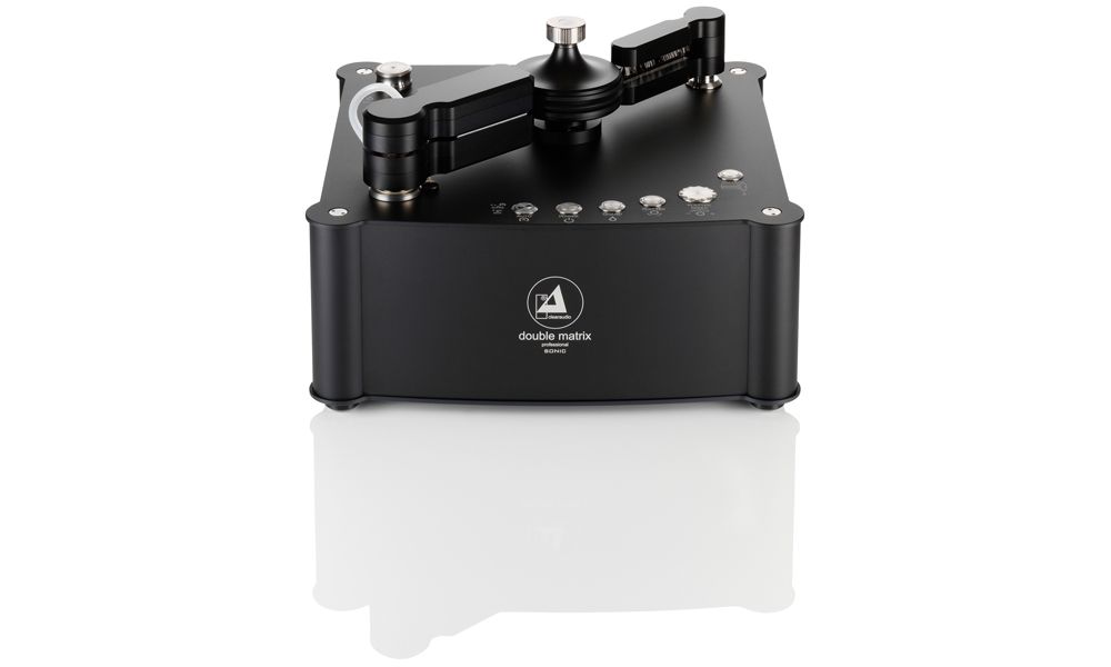 Studioaufnahme der professionellen, schwarzen clearaudio double matrix professional SONIC Schallplattenwaschmaschine mit silbernen Applikationen und Bedienelementen auf weißem Grund.