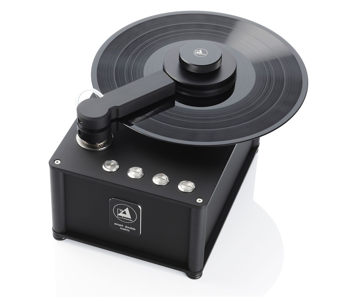 Kompakte, schwarze clearaudio Schallplattenwaschmaschine aus der Vogelperspektive mit fest geklemmter Vinyl-Schallplatte und aufgesetztem Absaugarm.