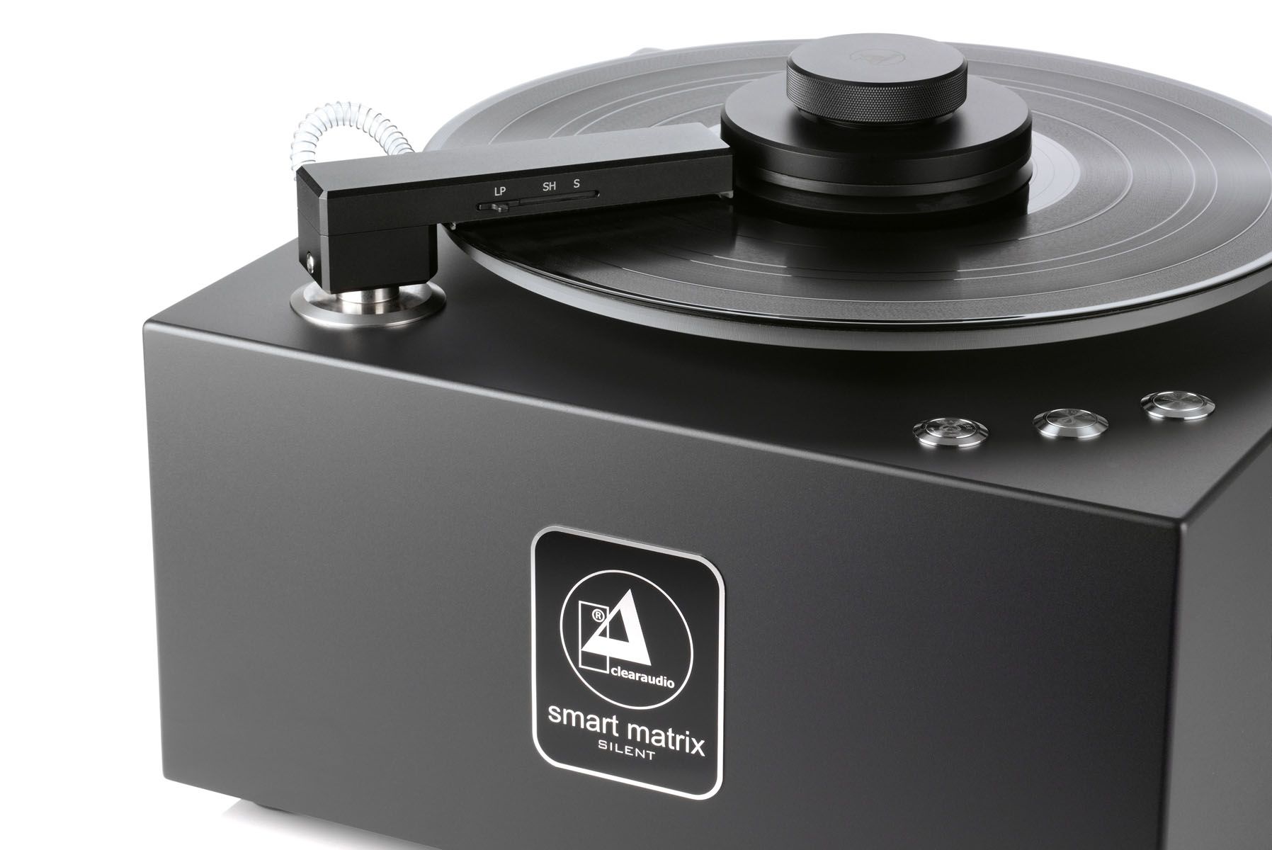 Kompakte, würfelförmige clearaudio smart matrix SILENT Plattenwaschmaschine in Schwarz mit aufgelegter Vinyl-Schallplatte und drei silbernen Bedientasten.