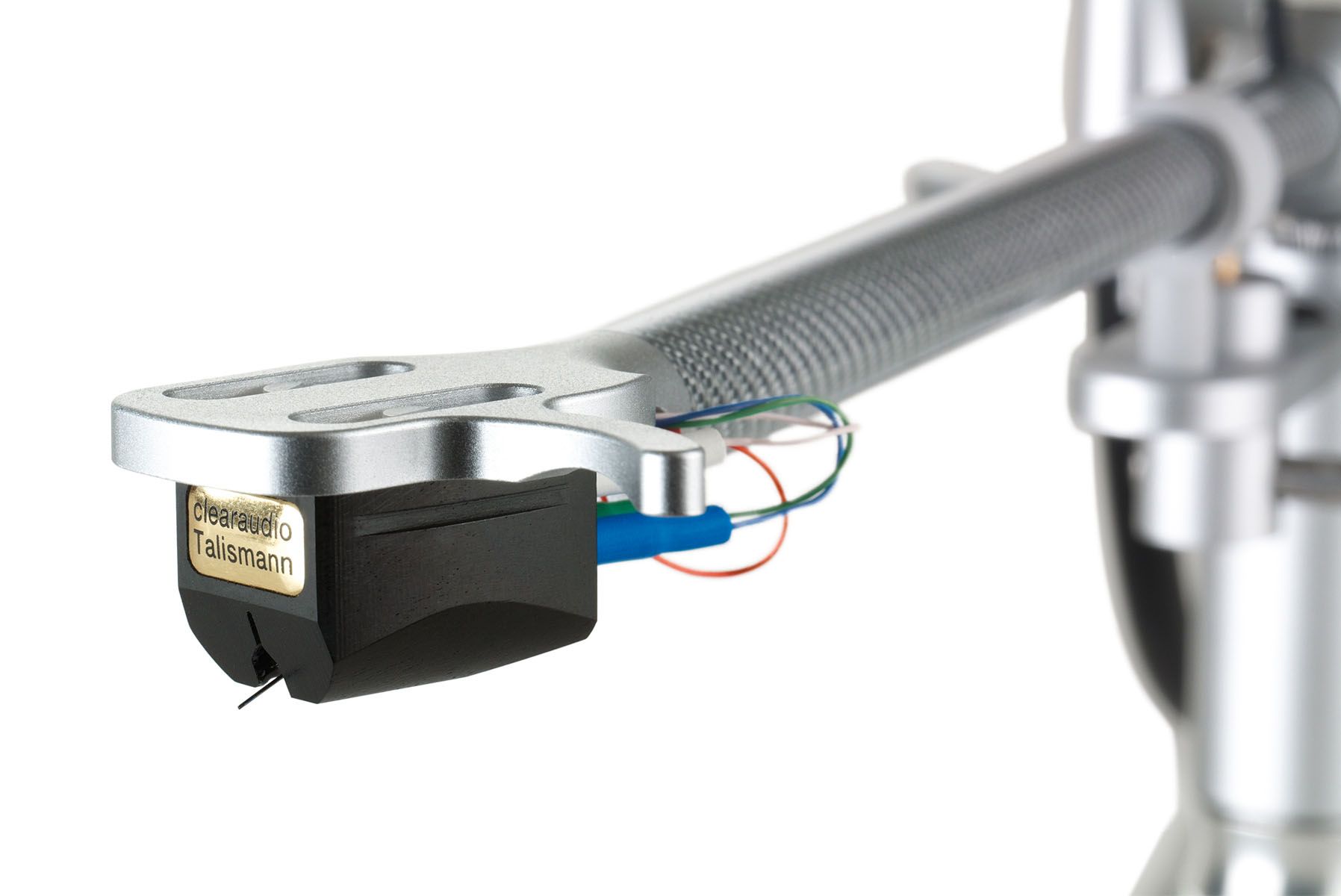 Nahaufnahme des Clearaudio Clarify Tonarms mit dem montierten Clearaudio Talismann MC-Tonabnehmer auf weißem Hintergrund.